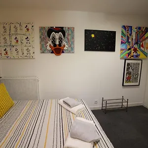Apartment Pop Artiste Configure En Galerie Dart A 200 M Du Centre Avec Parking Prive Et Securise Gratuit Dans Copropriete, Avignon